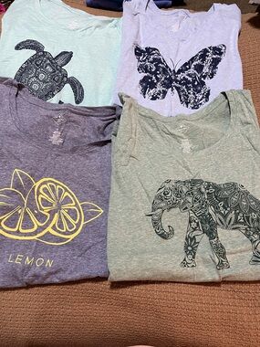 6 Women’s Graphic St John’s Bay T-Shirts—Size XL